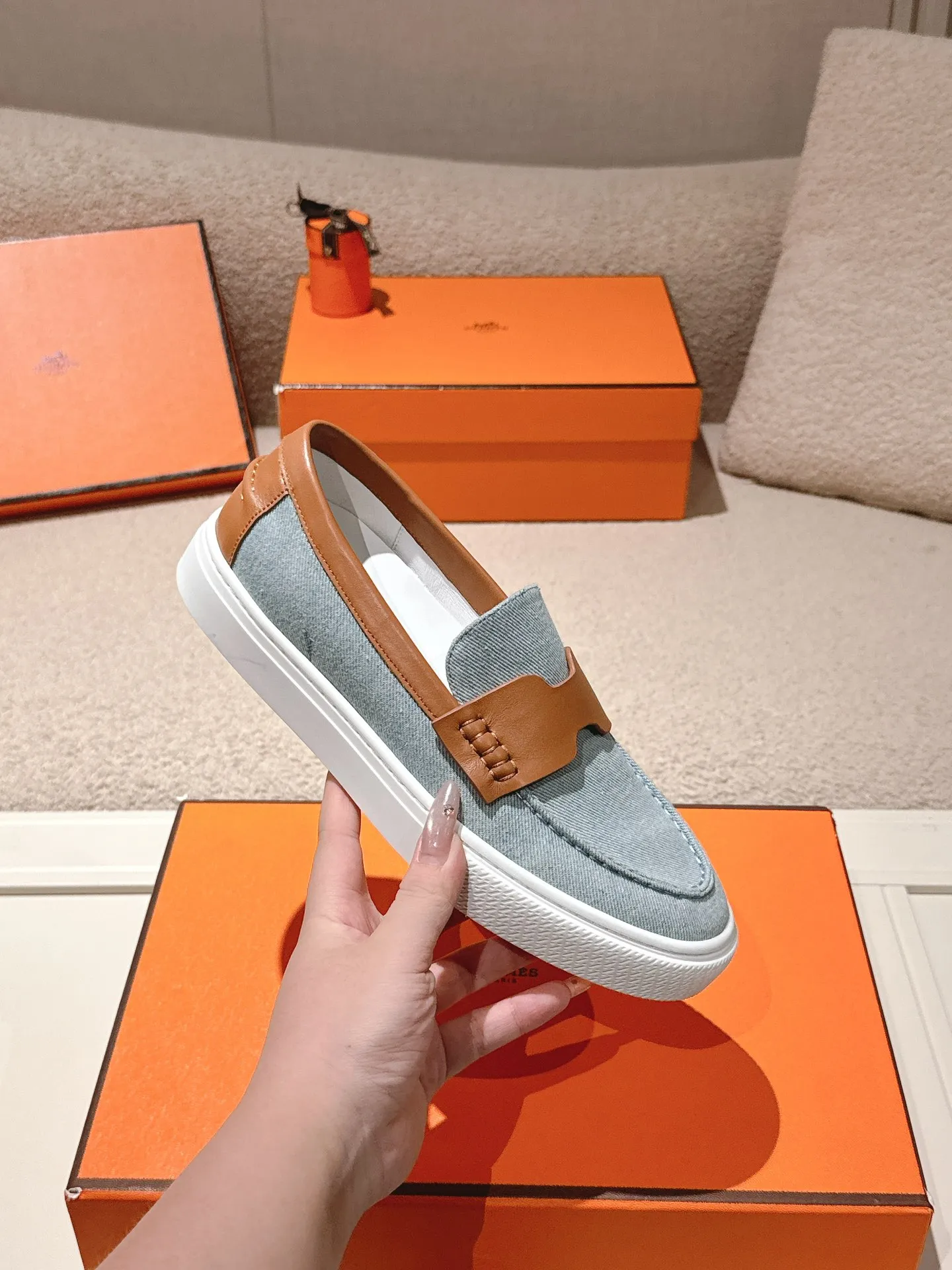 Men's men's shoes P620! Hermes# Thick Sole Couple Loafers These lace-up free sneakers in calfskin and washed denim feature signature "H" details. The design is simple and smooth, creating a fashionable urban look. It is comfortable and versatile. H family classics are not outdated, and the delivery counter is beautifully packaged🛍📦 Fabric: Original customized washed denim/first-layer cowhide Lining: Imported soft sheepskin Sole: Original open-molded anti-slip TPU material Size: 35-45